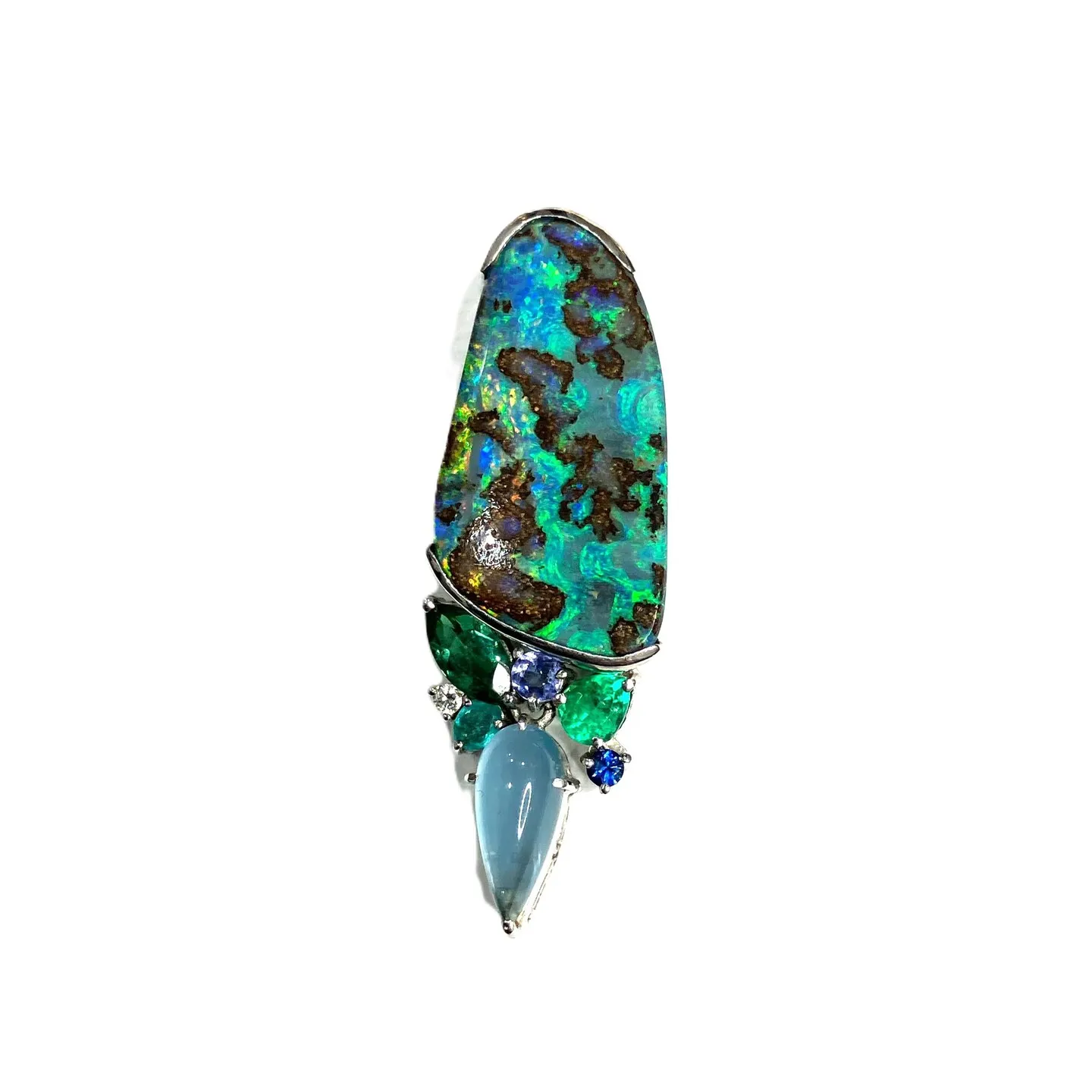 本日は、特別なお品物をお買取りさせていただきました✨。それは、海外で購入された美しいボルダーオパールペンダントです。